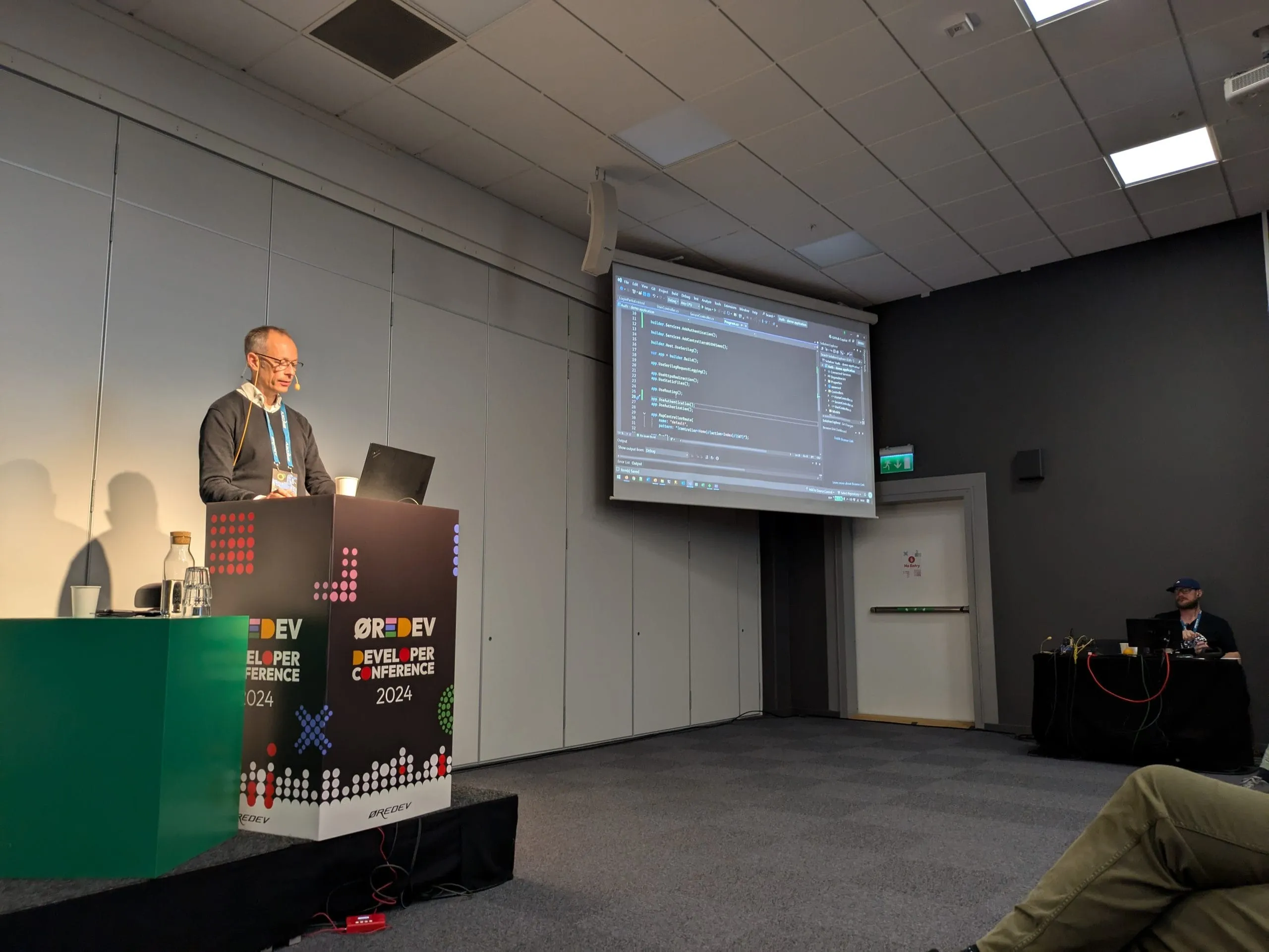 Tore Nestenius speaking at Øredev Developer Conference 2024, with ASP.NET Core code on the screen behind him