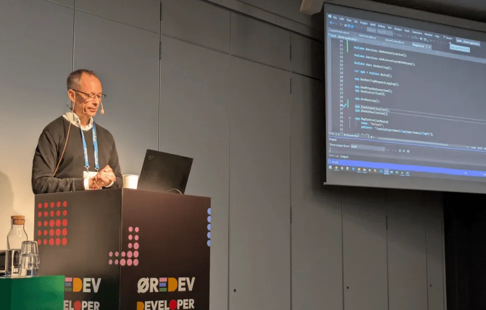 Tore Nestenius föreläser på konferensen Øredev i Malmö, november 2024.