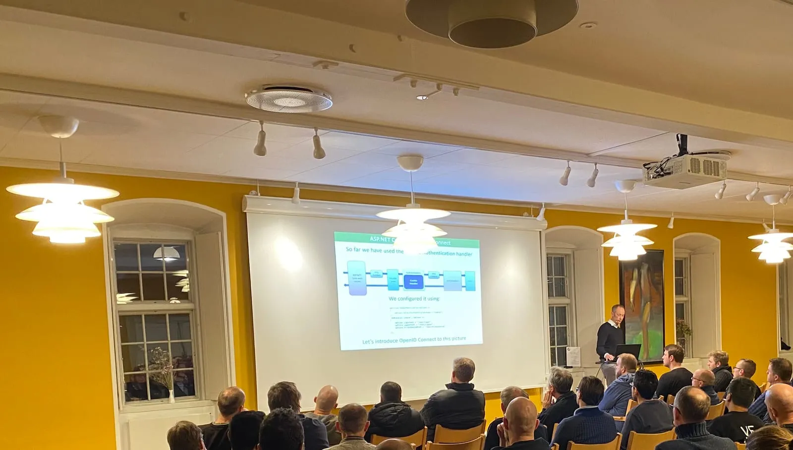Tore Nestenius håller ett föredrag om autentisering för en fullsatt sal
