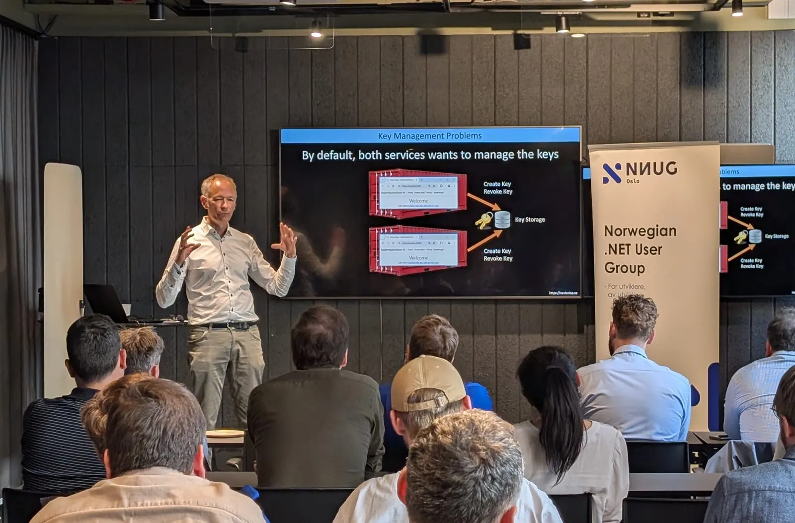 Tore Nestenius förklarar nyckelhantering för en grupp utvecklare